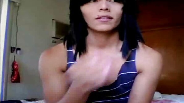 Рэйчел шоолж, түүний төгс дугуй илжиг харуулах дуртай. Энэ видео ч ялгаагүй. Хажуу айлын энэ эвэртэй охин жижигхэн мини юбка, хантааз өмсөж, том фирмээ харуулахаасаа өмнө...