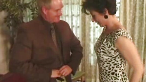 Эмма Хикс - Зарим Tushy-д зориулж Hooky тоглож байна